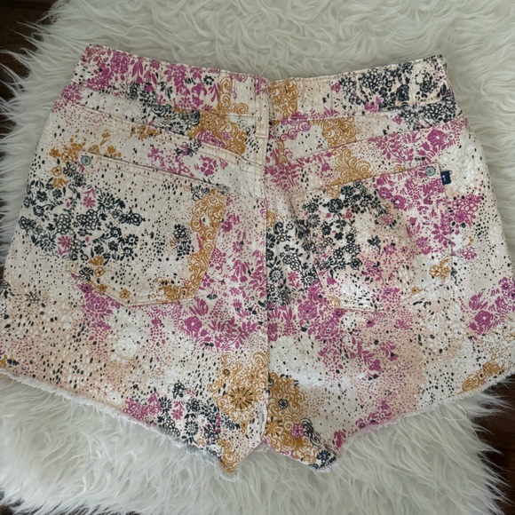 Anthro Pilcro high waist shorts in printed denim Scrunchie style Size Medium - Picture 8 of 16